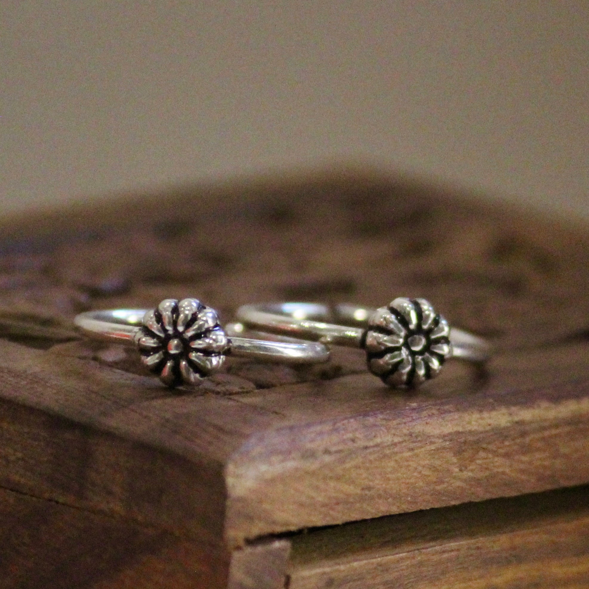 Daisy flower 925 oxidised silver toe rings- Pair