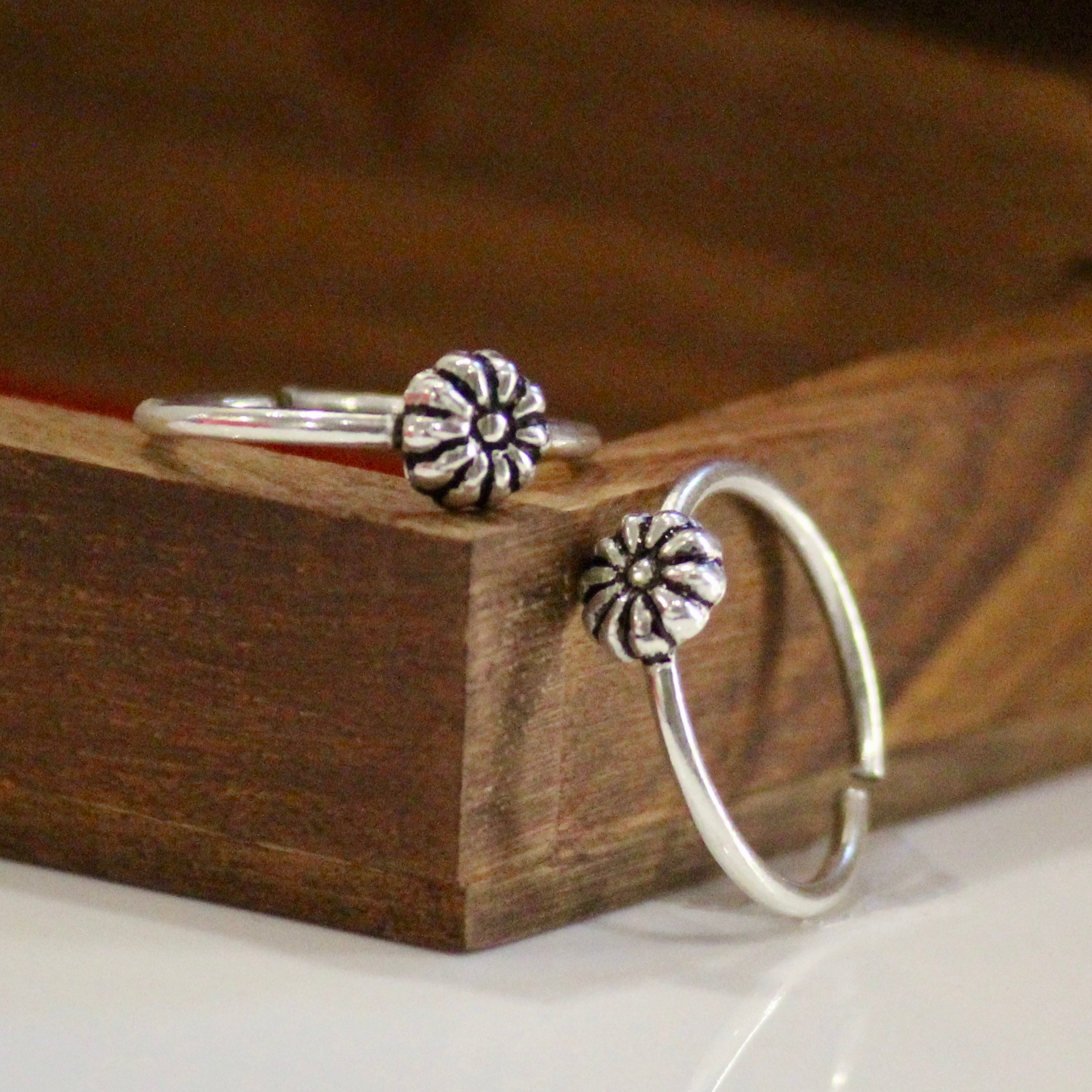 Daisy flower 925 oxidised silver toe rings- Pair
