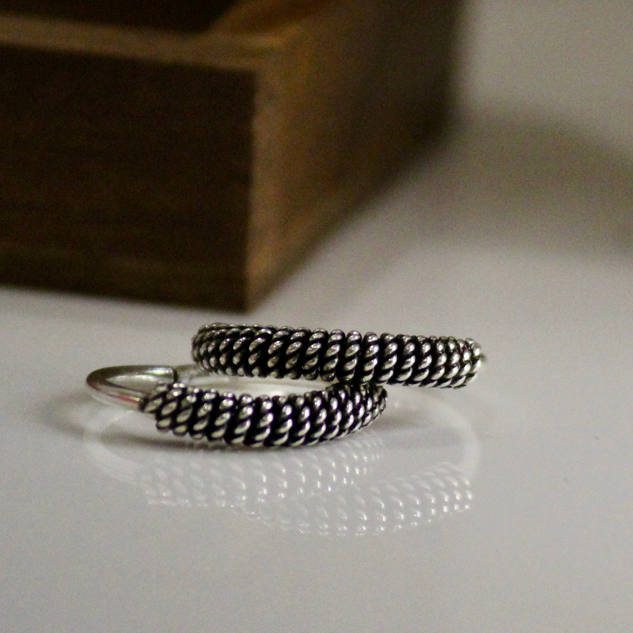 Black spring 925 oxidised silver toe rings- pair