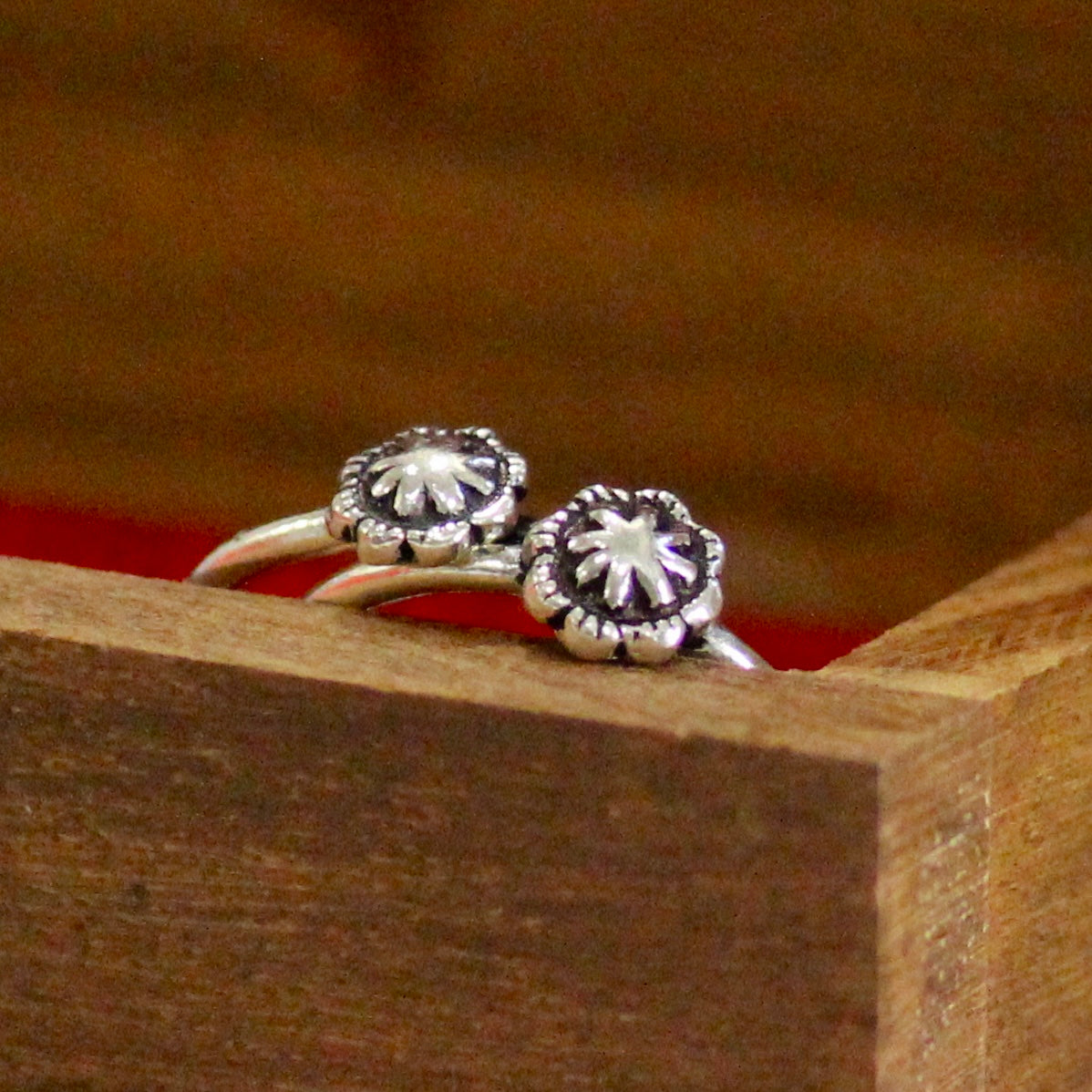 Small flower 925 oxidised silver toe rings- Pair