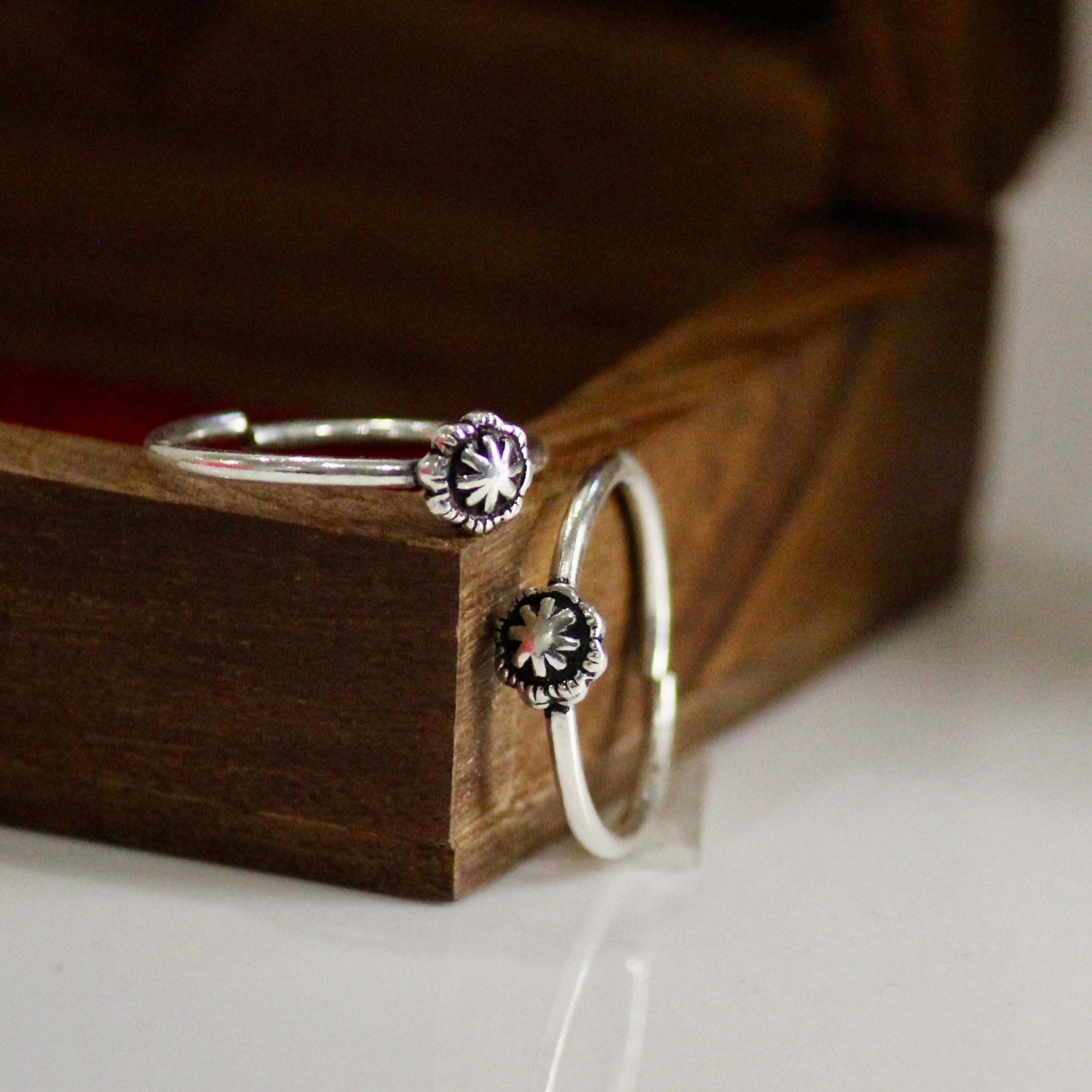 Small flower 925 oxidised silver toe rings- Pair