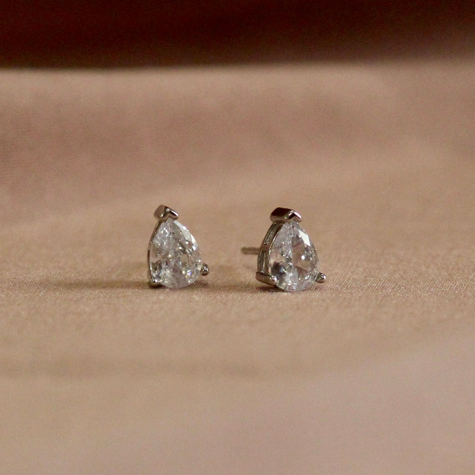 Egg shaped L size single stone 925 silver studs