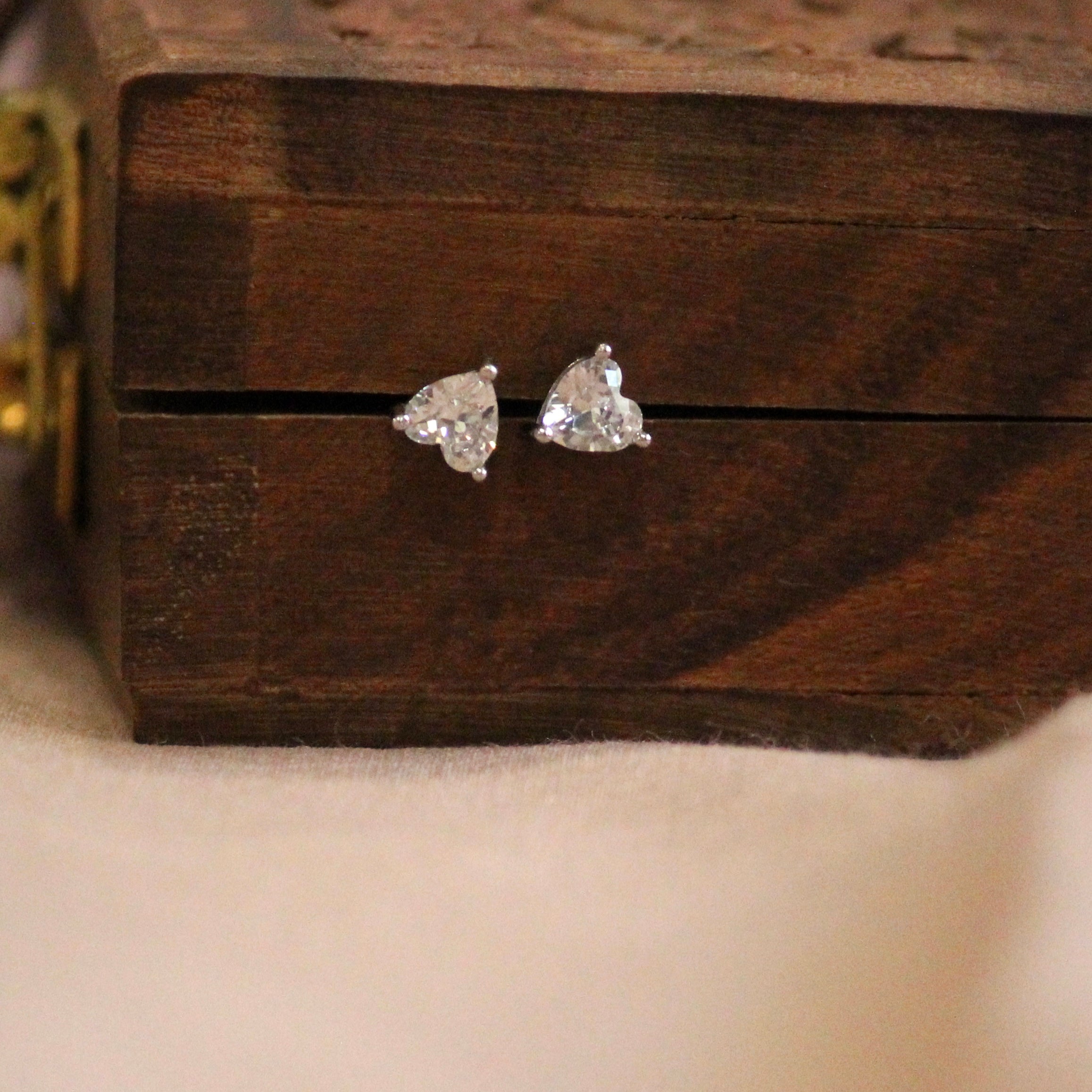 Heart M size single stone 925 silver studs- nonbordered