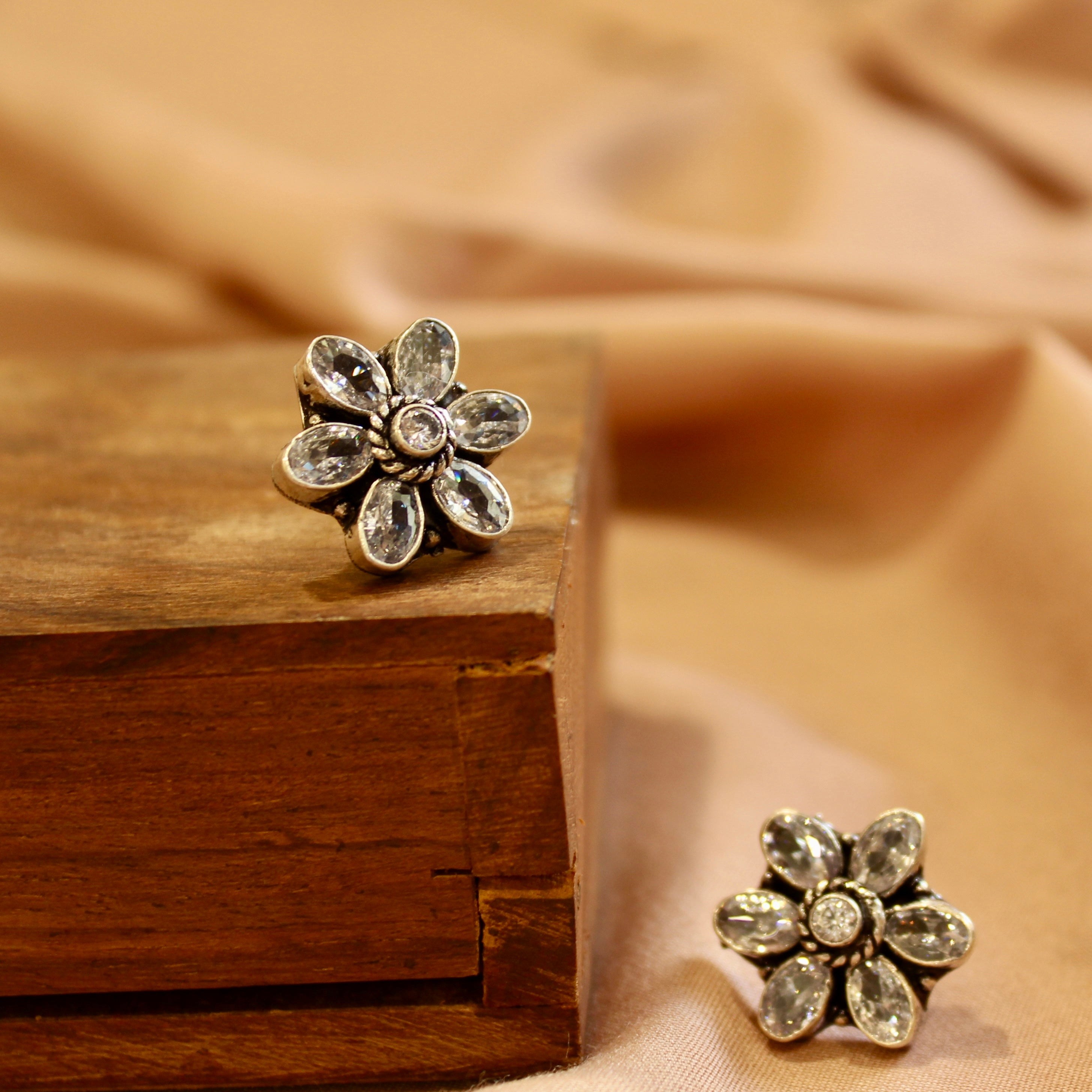 Zircon stones flower 925 silver studs