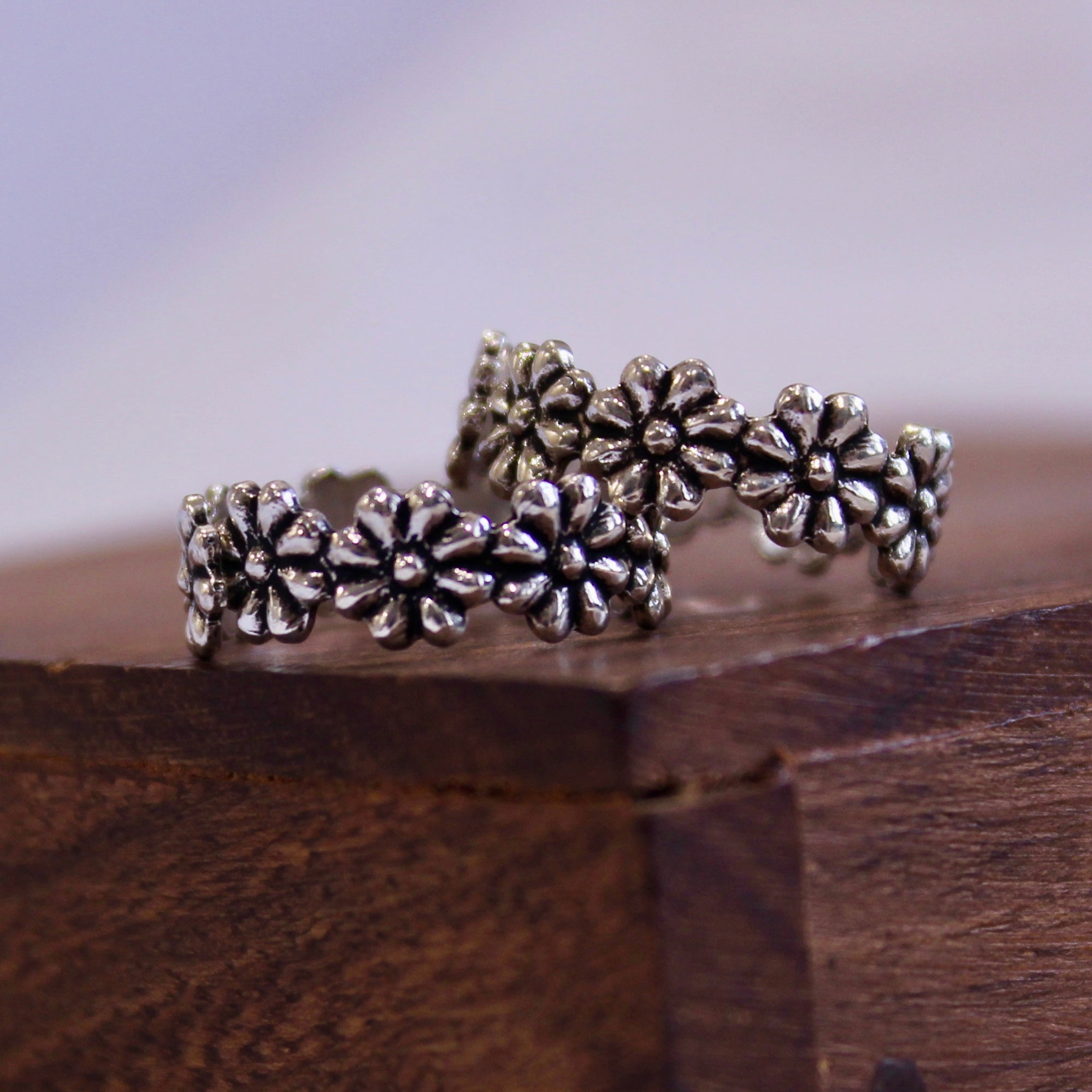 Multi-daisy flowers pure oxidised silver toe rings