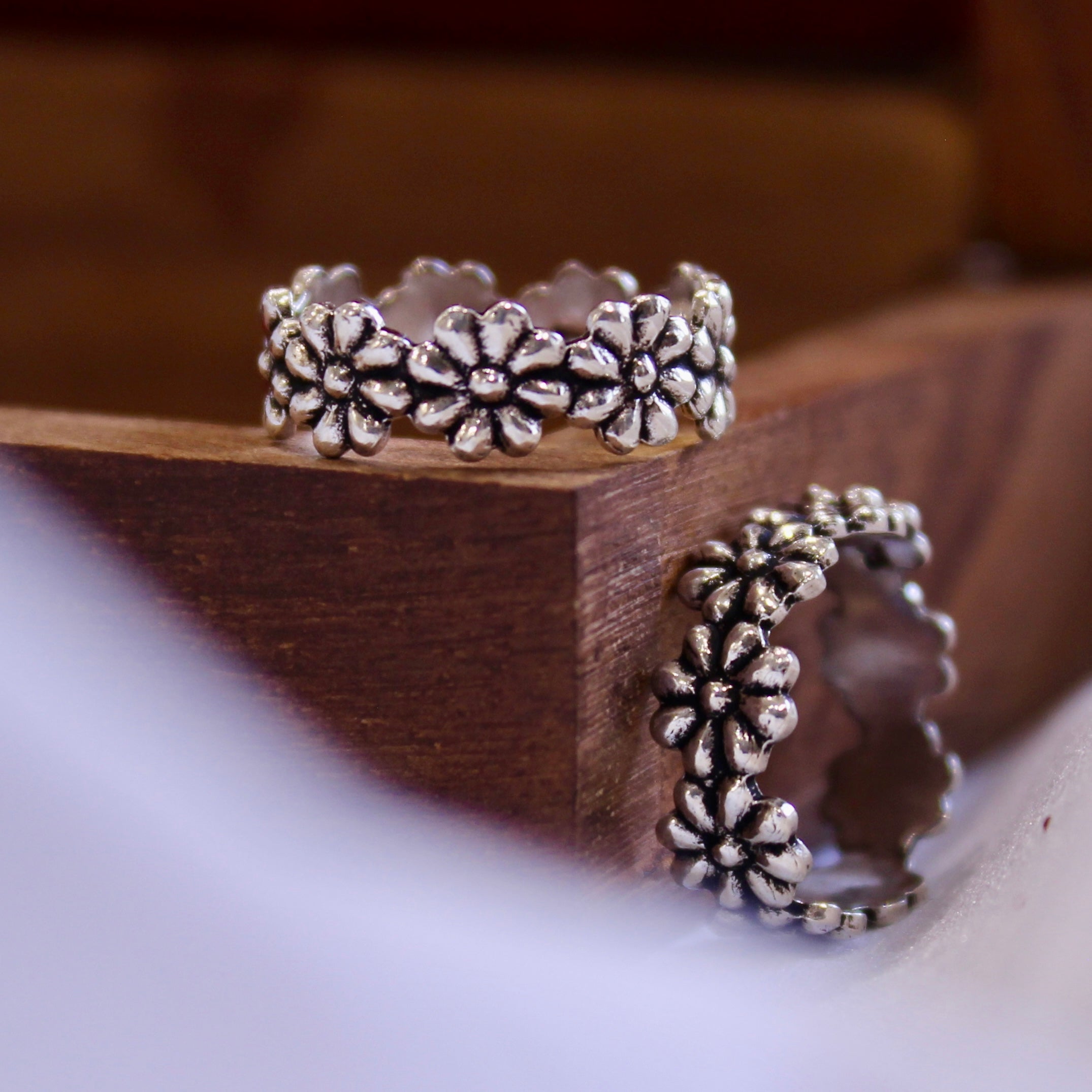 Multi-daisy flowers pure oxidised silver toe rings