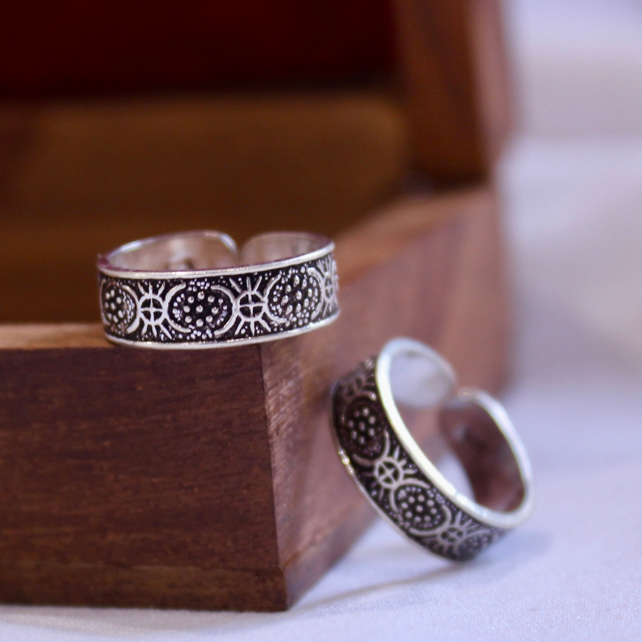 Circle patterned 925 oxidised toe rings