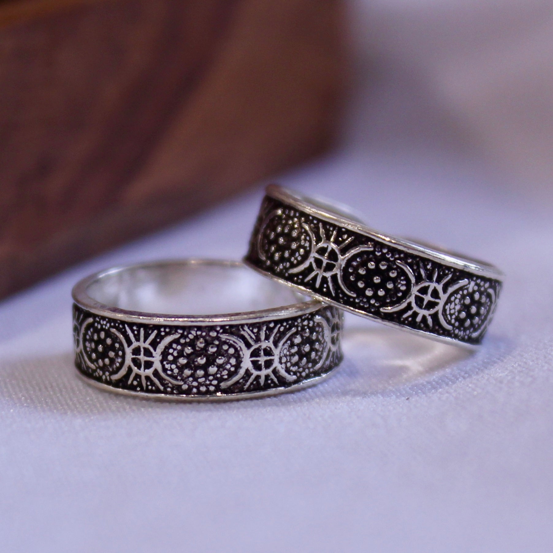 Circle patterned 925 oxidised toe rings