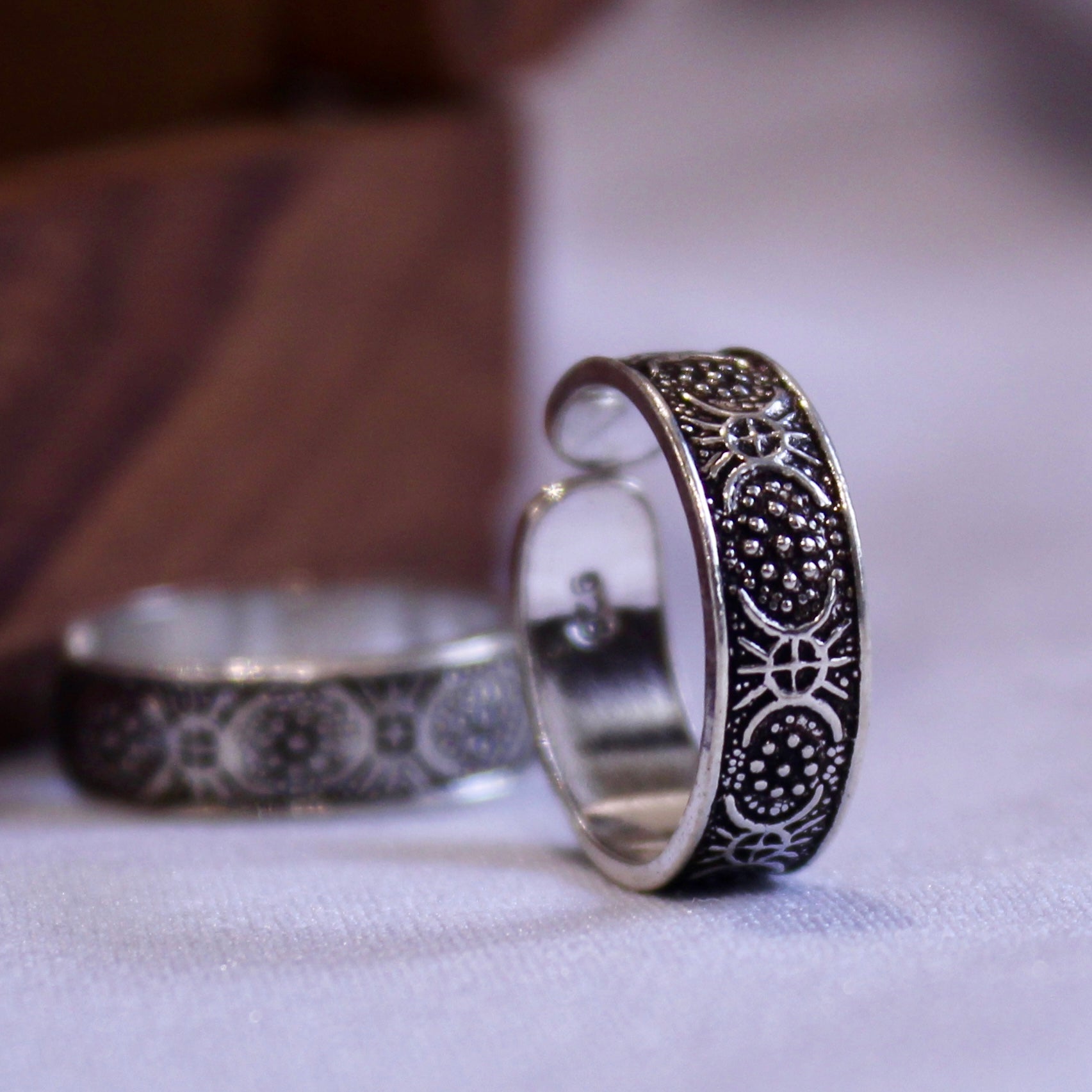 Circle patterned 925 oxidised toe rings