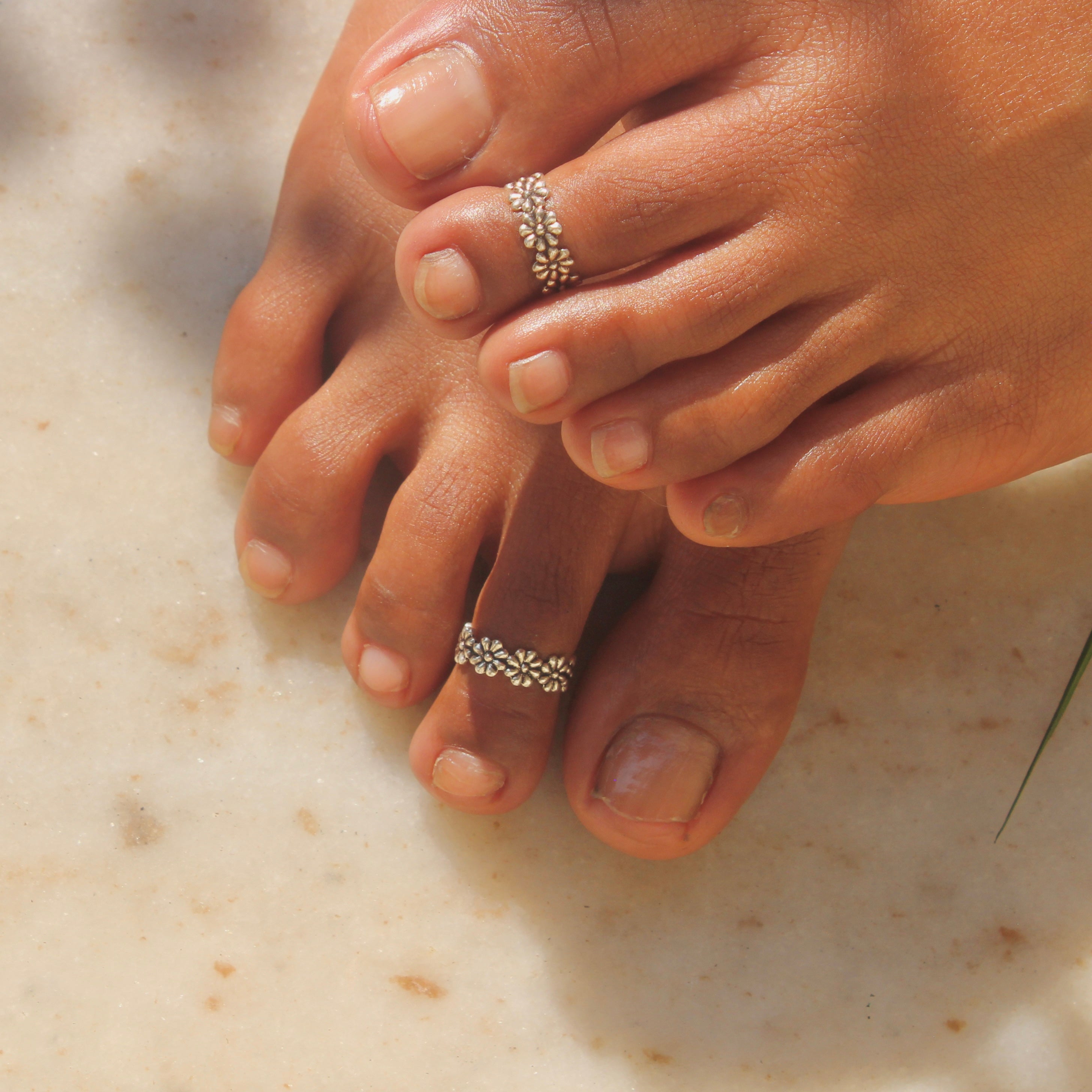 Multi-daisy flowers pure oxidised silver toe rings