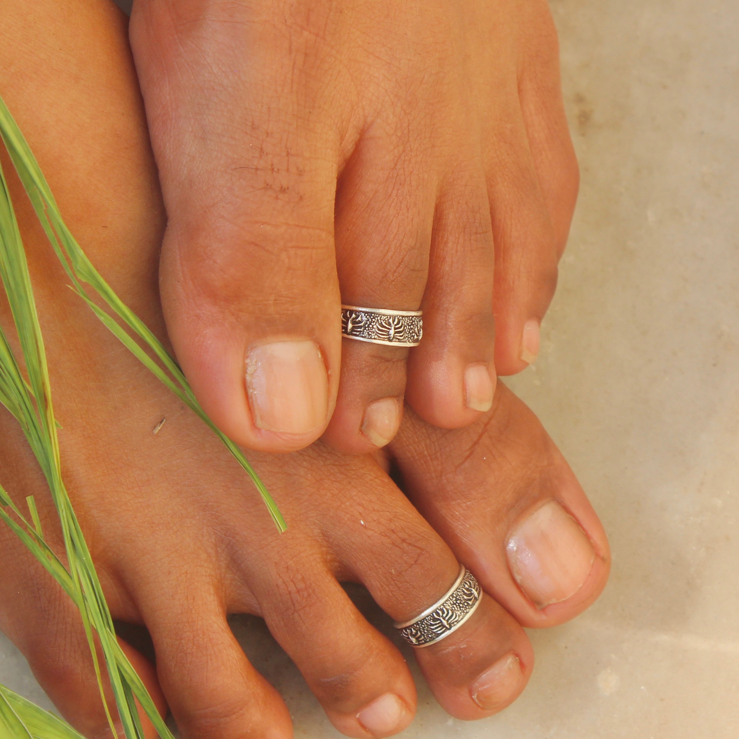 Historic trees 925 oxidised silver toe rings