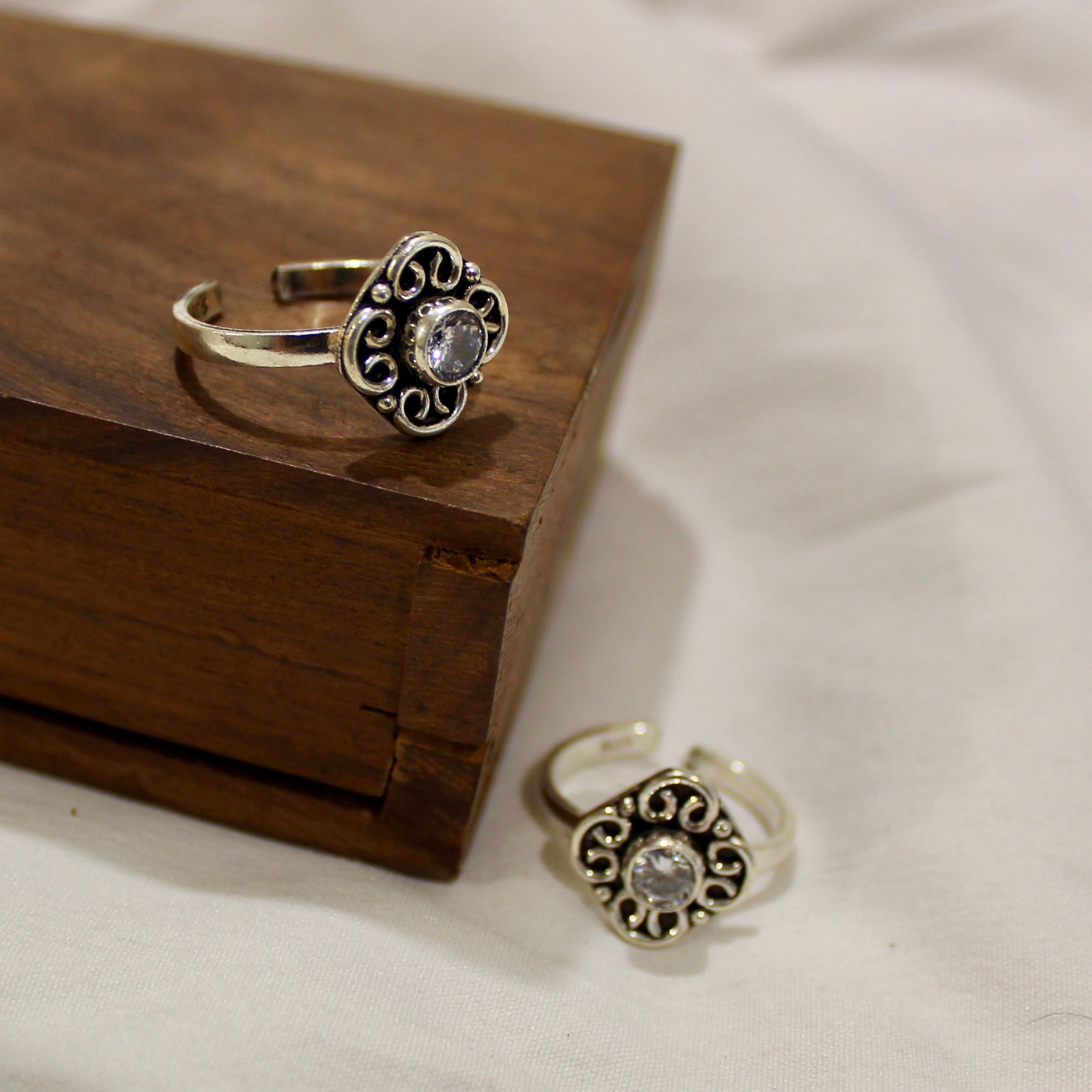 Solitaire Stone Flower Toe Rings in 925 Silver