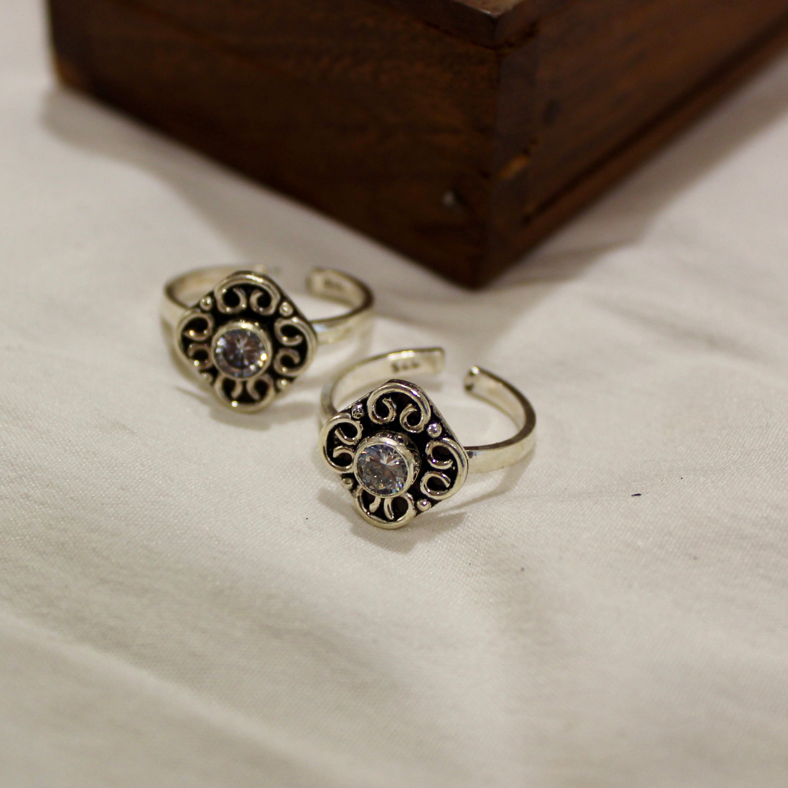 Solitaire Stone Flower Toe Rings in 925 Silver