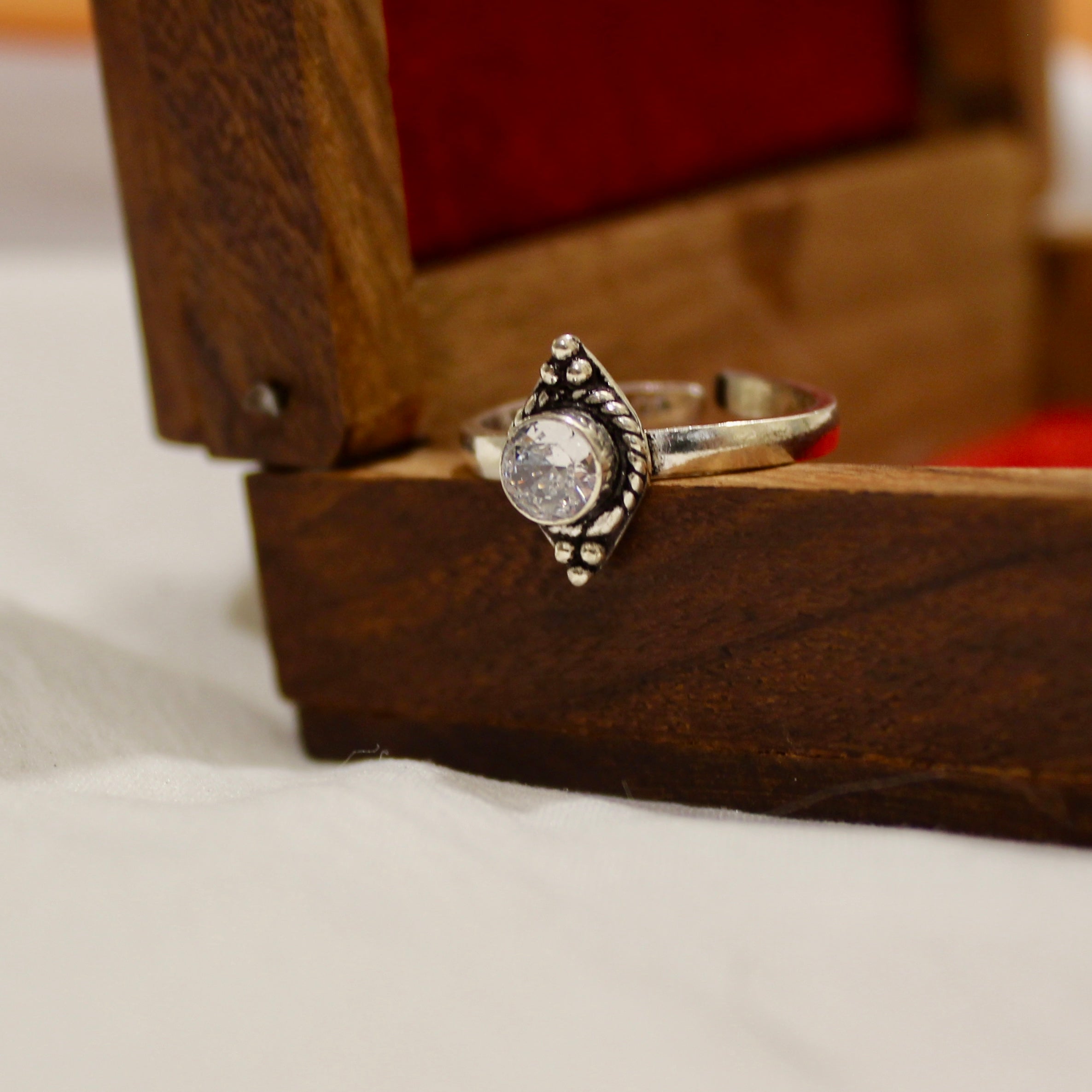 Solitaire Stone Cubical Toe Rings in 925 Silver