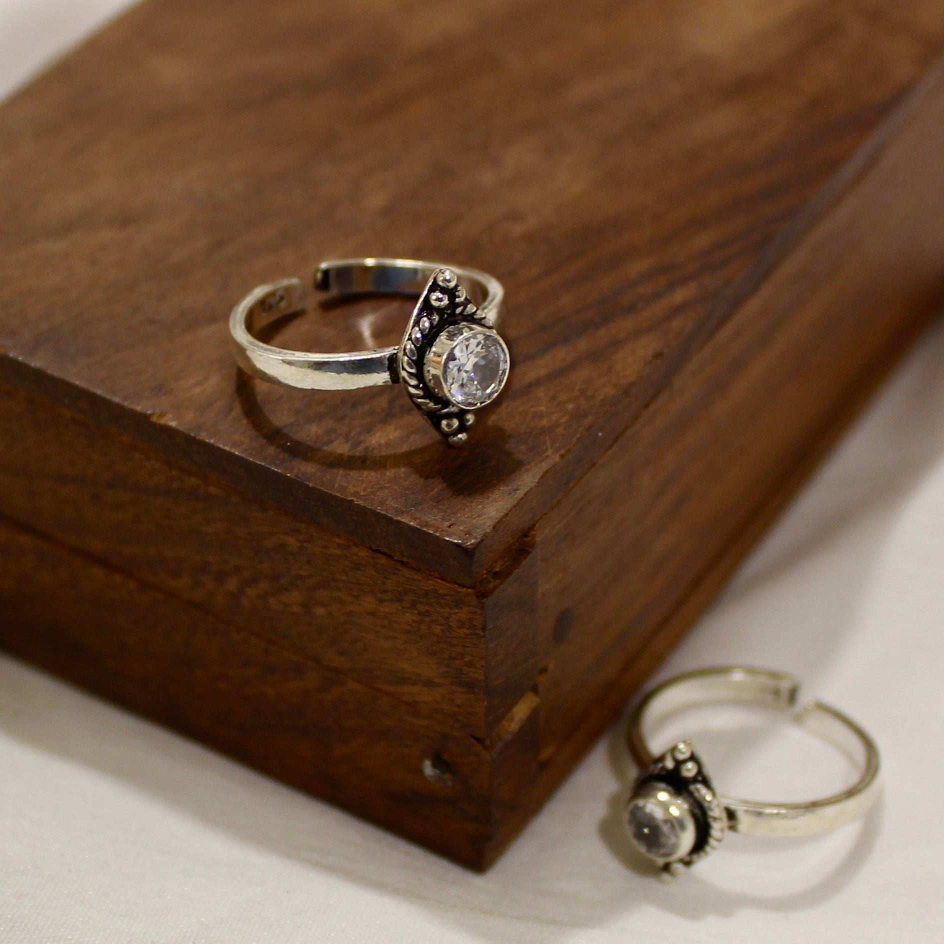 Solitaire Stone Cubical Toe Rings in 925 Silver