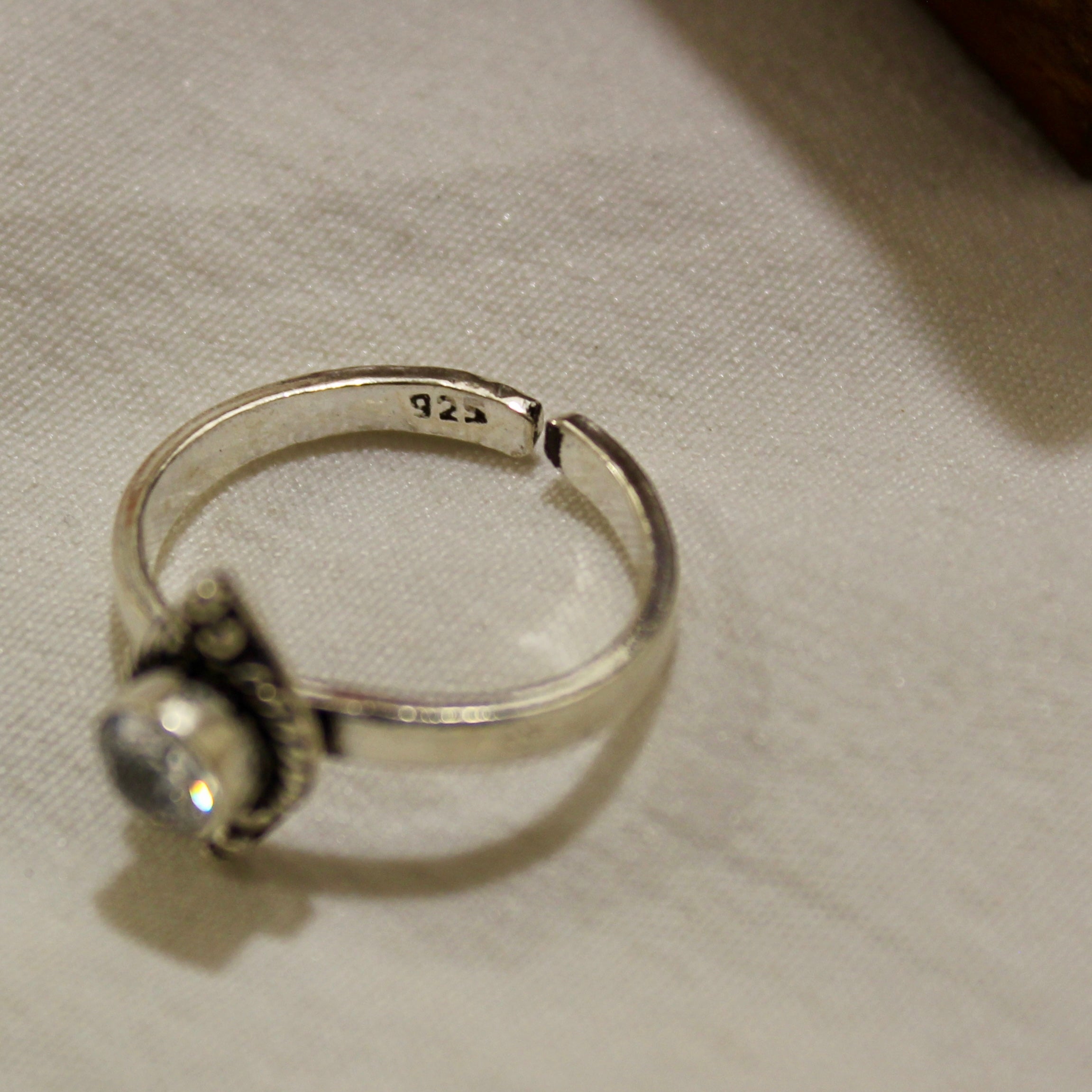 Solitaire Stone Cubical Toe Rings in 925 Silver