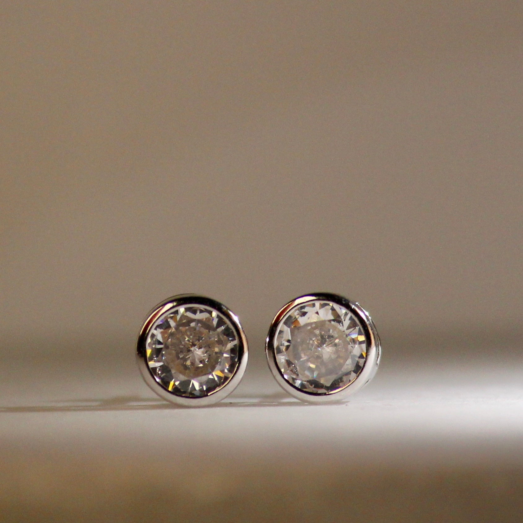 Rounded L size single stone 925 silver studs