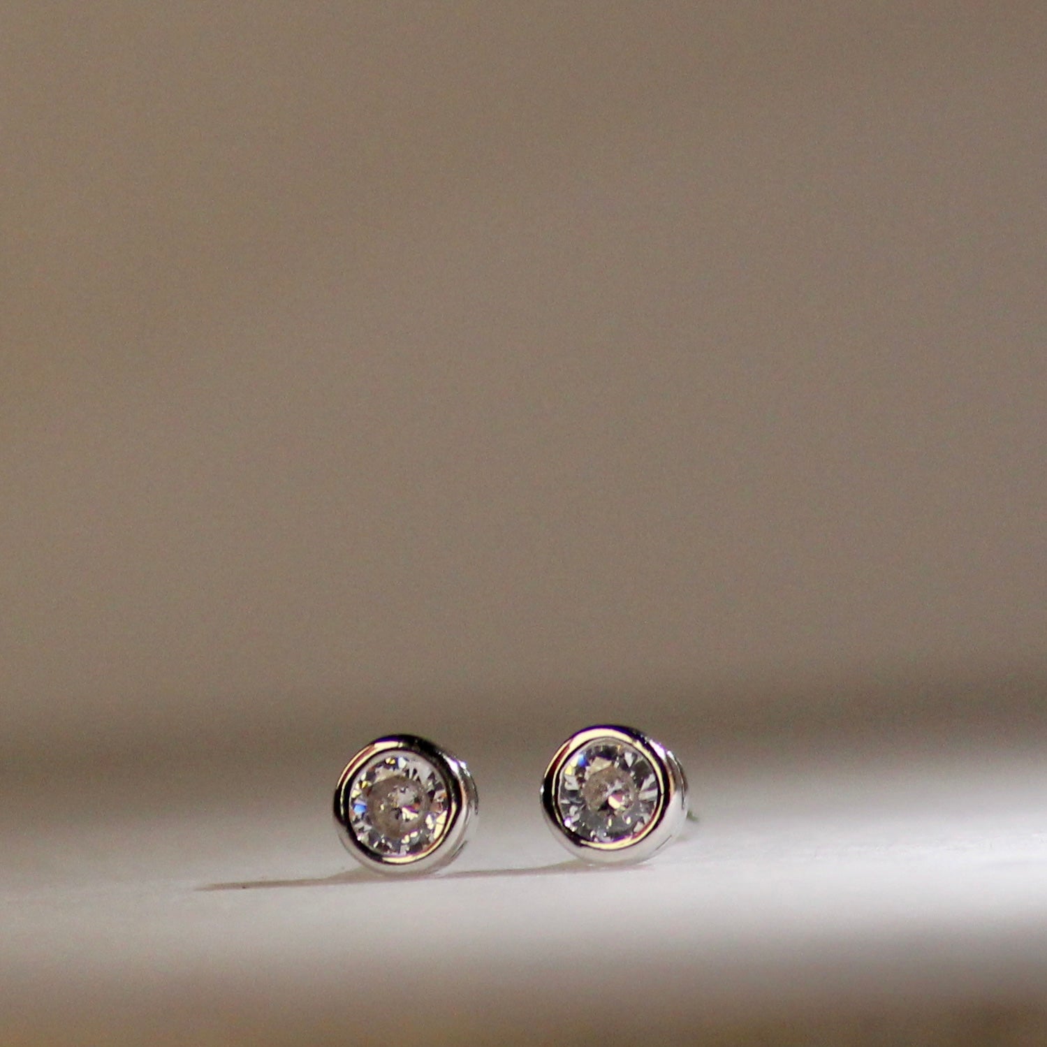 Rounded S size single stone 925 silver studs