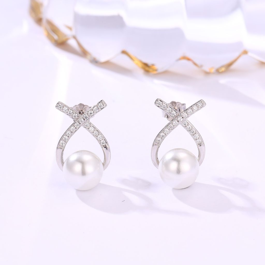 Pearl on Top Fish Shaped Zircon Earrings in 925 Silver